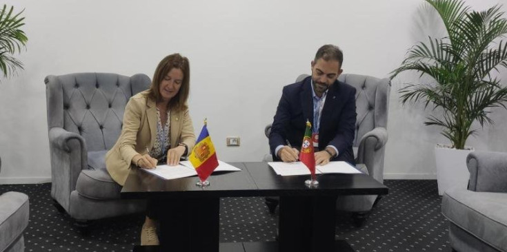 La ministra de Medi Ambient, Sílvia Calvó, i el seu homòleg portuguès, Duarte Cordeiro, en la signatura del protocol, ahir a Egipte.