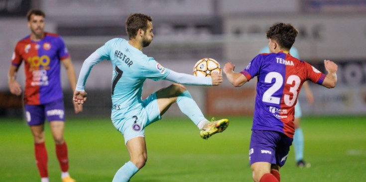 Hector controla la pilota davant un jugador de l’Olot.