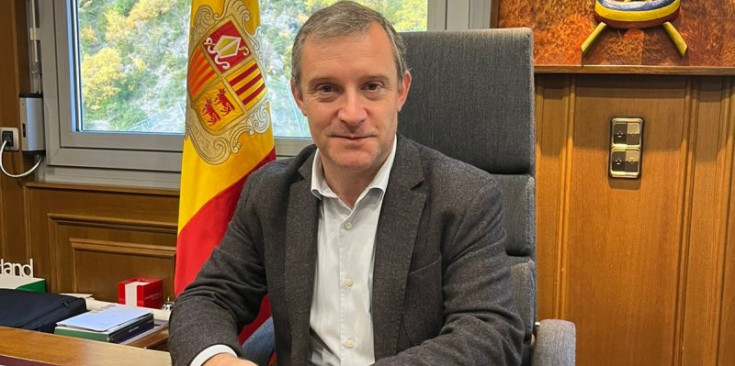 Josep Majoral al seu despatx.