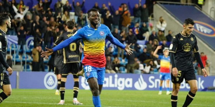 Mustapha Bundu celebra un dels gols del partit contra el Lugo, ahir a l’Estadi Nacional.