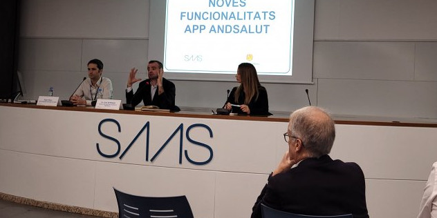 Roger Ribera, Jordi Serrano i Helena Mas, en un moment de la presentació de les novetats de l’aplicació, ahir.