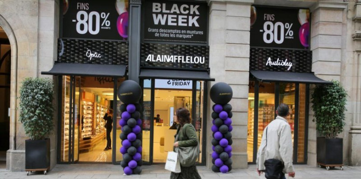 Una botiga decorada per la campanya del 'Black Friday', a Barcelona.