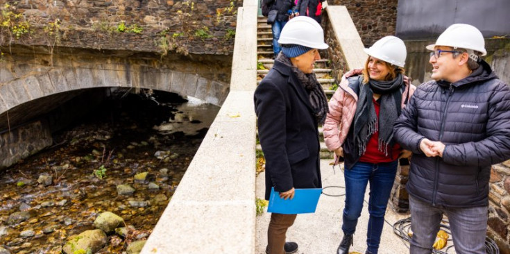 Els cònsols escaldencs, Joaquim Dolsa i Rosa Gili, visiten les obres de Caldes, ahir.