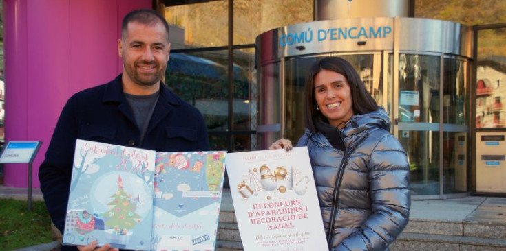 La cònsol major d’Encamp, Laura Mas, i el conseller de Turisme i Reactivació Econòmica, Nino Marot, amb el nou calendari d’Advent.