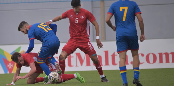 Un instant del partit entre Malta i Andorra sub-21.
