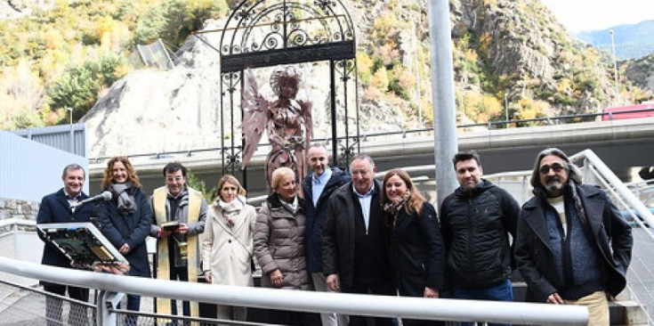 Membres de la família Vallés i representats comunals i del Govern juntament amb l’escultura.