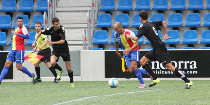 Sebas Gómez condueix l’esfèrica en l’enfrontament contra el Girona FC B.