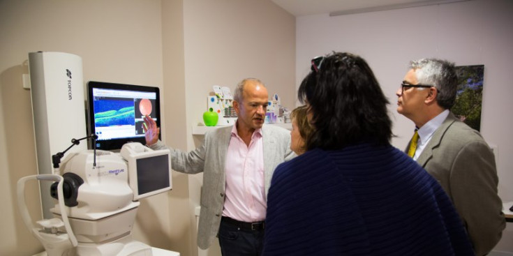 El director mèdic de VallmedicVision, el doctor Hanneken, mostra la clínica.