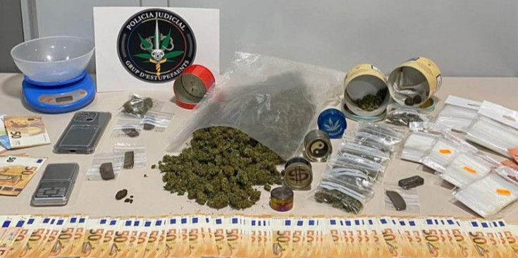 La droga i el material comissat per la Policia en el segon punt de venda de droga detectat a la capital.