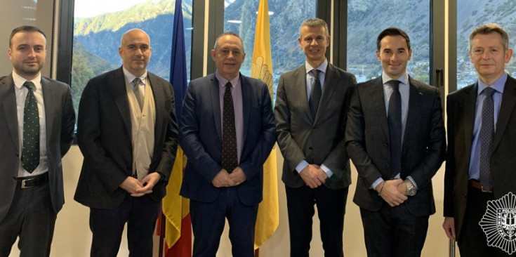 Els experts de la Guardia di Finanza d’Itàlia amb la Policia andorrana.