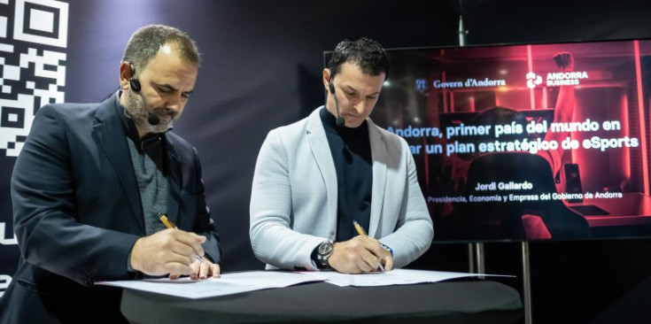 Gallardo i Castelló durant la firma del conveni, ahir.
