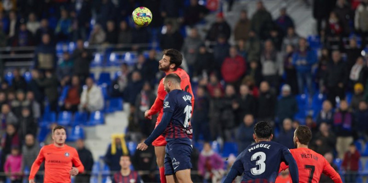 Bakis remata una pilota en l’últim partit de lliga entre l’SD Huesca i l’FC Andorra.