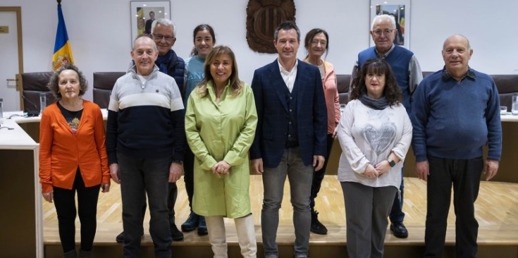 Conxita Marsol, David Astrié i Meritxell Pujol amb els integrants del consell de la gent gran d’Andorra la Vella.
