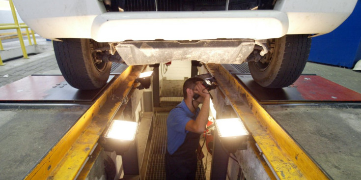 Un treballador de la Inspecció Tècnica de Vehicles revisa l’estat d’un automòbil a les instal·lacions d’Aixovall.