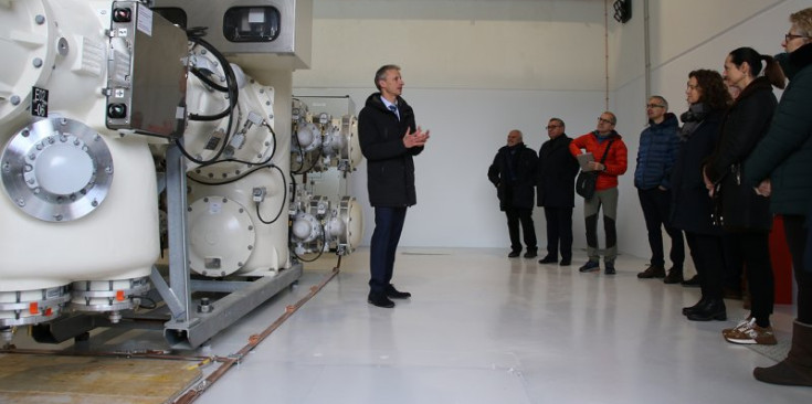 El director d’Enginyeria de FEDA, Marc Calvet, durant la visita a les noves instal·lacions.
