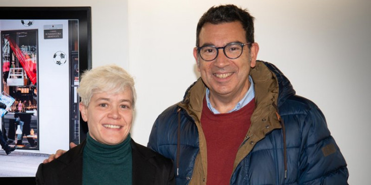 La guanyadora de la 'Max Marató', Núria Moreno Cendrós, amb el conseller de Cultura, Miquel Canturri.