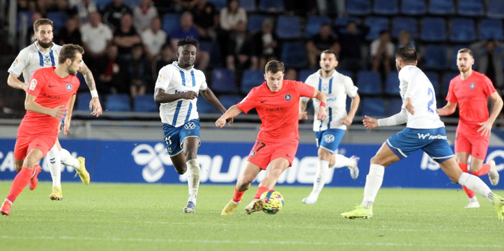 Valera condueix una pilota en una jugada del partit d’ahir entre el Tenerife i l’FC Andorra.