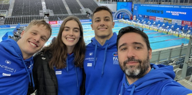 Tomàs, Bernat i Nadia durant la cinquena jornada del 16è Campionat del Món de Natació de piscina curta.