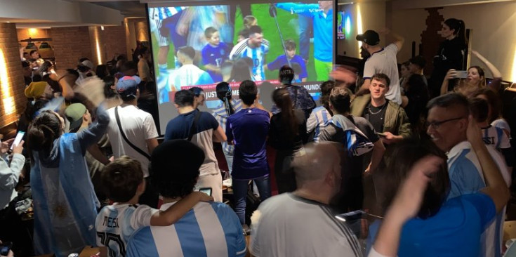 Desenes d’aficionats argentins en un bar amb pantalla gegant a Escaldes-Engordany.