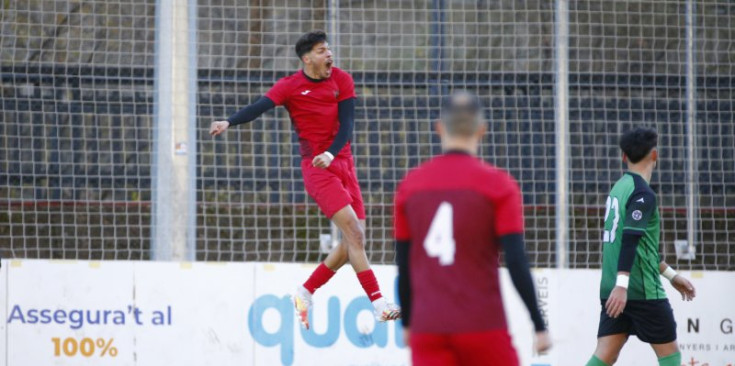 Rodrigo Piloto celebra un dels dos gols del Penya Encarnada, claus per vèncer al Sant Julià ahir al Centre d'Entrenament de la FAF.