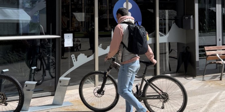 Un dels aparcabicicletes instal·lats, a la plaça de les Fontetes.