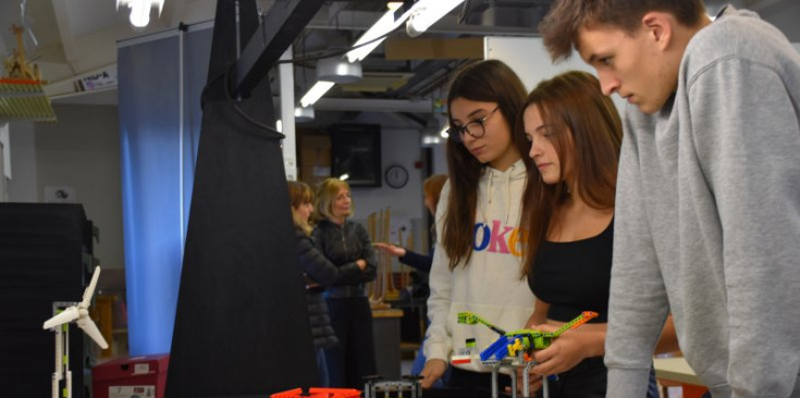 Uns alumnes del col·legi Sant Ermengol fan pràctiques amb el robot.