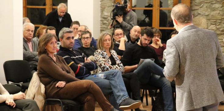 Un instant de la reunió de poble de Sant Julià de Lòria, celebrada ahir a la sala Sergi Mas de la Casa Comuna.