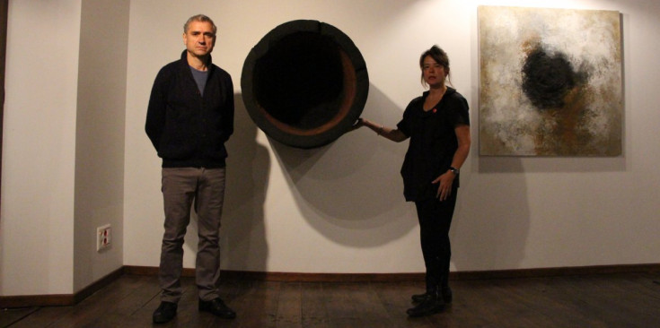 Joan Xandri i Elena Sánchez mostren una de les peces de la mostra ‘Orígens’.