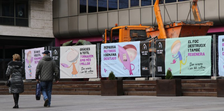 Els panells que tapen les obres al Centre cultural i de congressos lauredià.