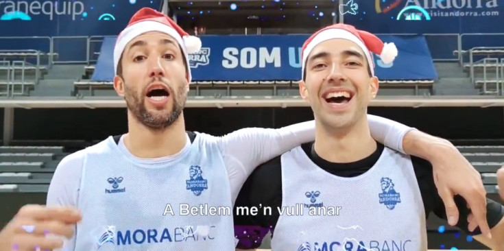 Llovet i Bartolomé començant la cançó de felicitació de Nadal.