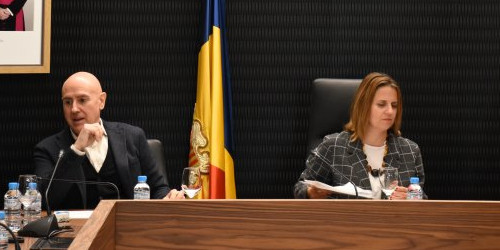 Els cònsols d’Escaldes-Engordany, Rosa Gili i Joaquim Dolsa, durant la sessió de Consell de Comú.