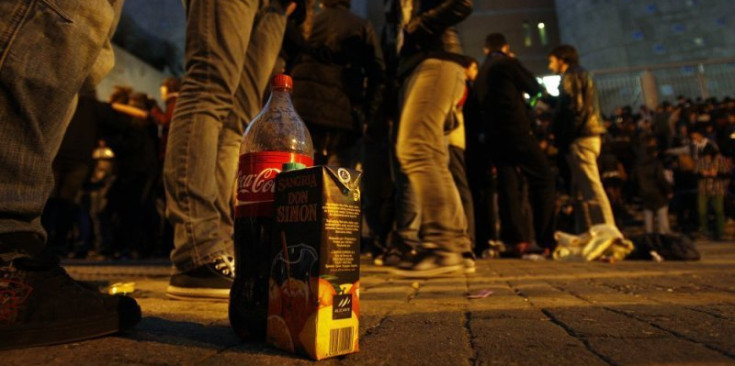 Un grup de joves que consumeix alcohol al carrer.