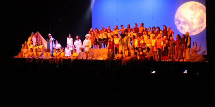 Foto final de l'espectacle 'Els Pastorets'.