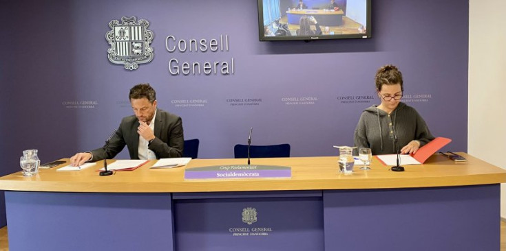 Els consellers generals socialdemòcrates Pere López i Judith Salazar durant la roda de premsa, ahir.
