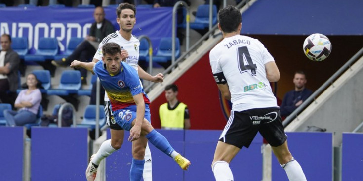 Iván Gil prova el xut en una jugada del partit d’anada entre l’FC Andorra i el Burgos CF.