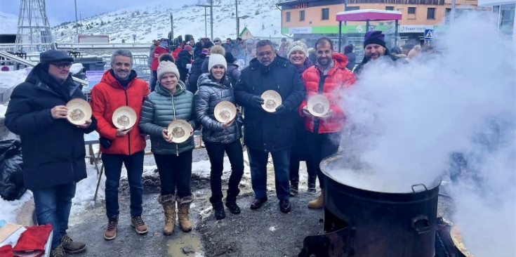 Les autoritats comunals d'Encamp en l'escudella de Sant Antoni del Pas de la Casa.