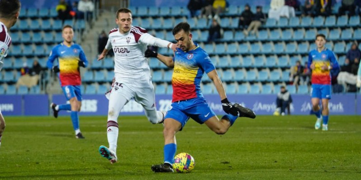 Pampín intenta una jugada en un instant del partit d’ahir entre l’FC Andorra i l’Albacete.