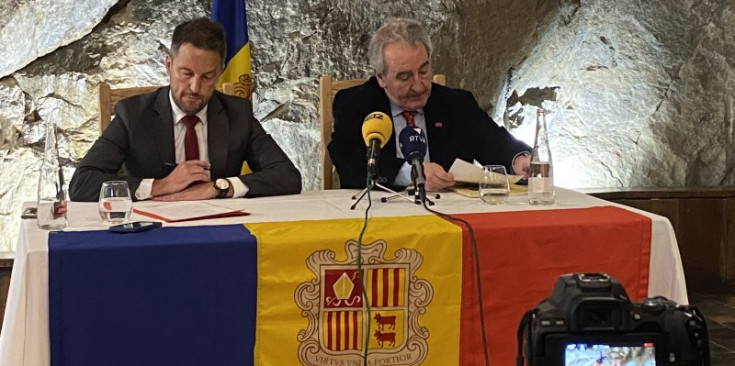 El president del PS, Pere López, i el president d’SDP, Jaume Bartumeu, durant l’anunci oficial de l’aliança socialdemòcrata, ahir al matí.