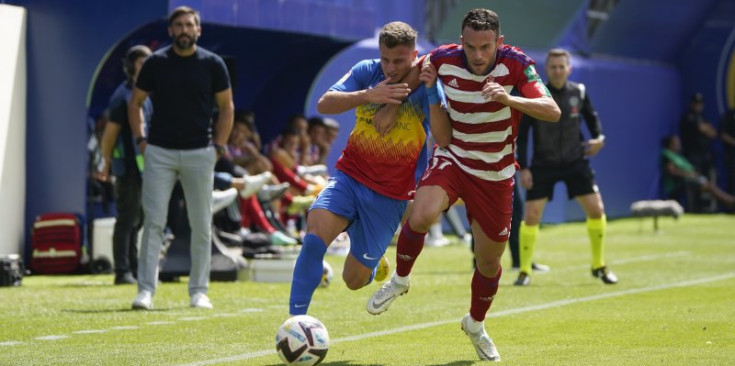 Valera lluita una pilota amb Quini durant una jugada del partit d’anada entre l’FC Andorra i el Granada CF, a l’Estadi Nacional.