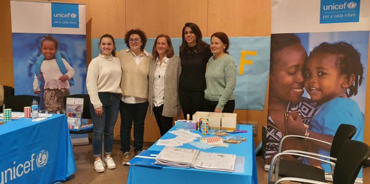 La ministra d'Afers Socials, Joventut i Igualtat, i la secretària d'Estat, Judith Pallarés i Teresa Milà, respectivament, amb els membres d'Unicef. / L.G.