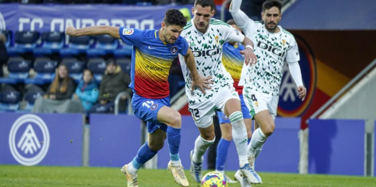 Christos Almpanis lluita una pilota durant el partit a l’Estadi Nacional contra l’Oviedo.