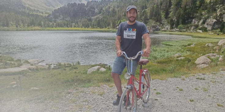 El director Hèctor Romance amb la bicicleta que apareix al videoclip