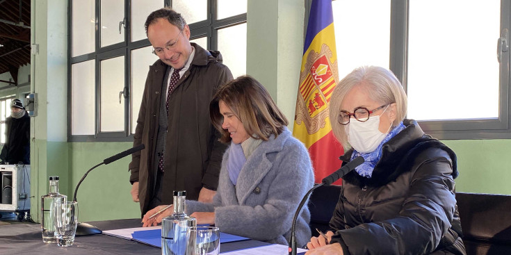 Signatura del contracte entre la ministra d’Educació i Ensenyament Superior, Ester Vilarrubla, i Marta Ribas, representant de la instal·lació.
