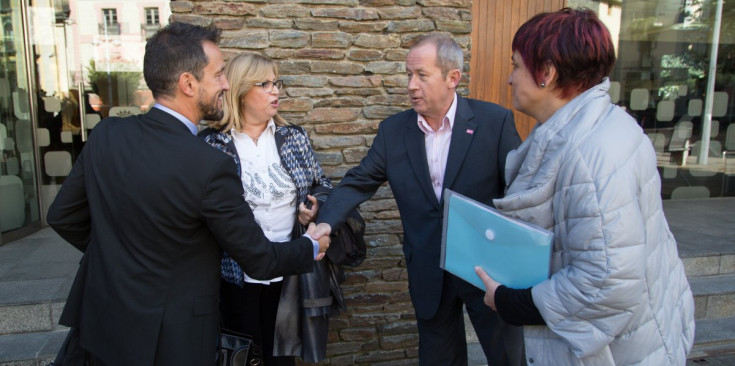 Pere López (PS) saluda ahir Delfí Roca (SDP, que es presenta com a Sentit Comú), ahir a Andorra la Vella.