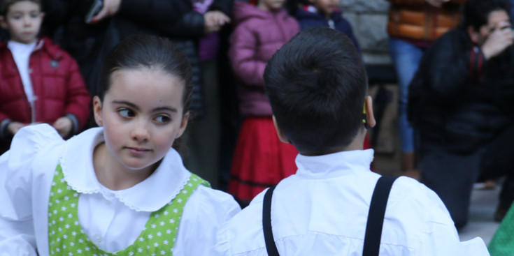 La seccíó infantil de l’Esbart de l’Esbart Santa Anna oferint un dels seus balls