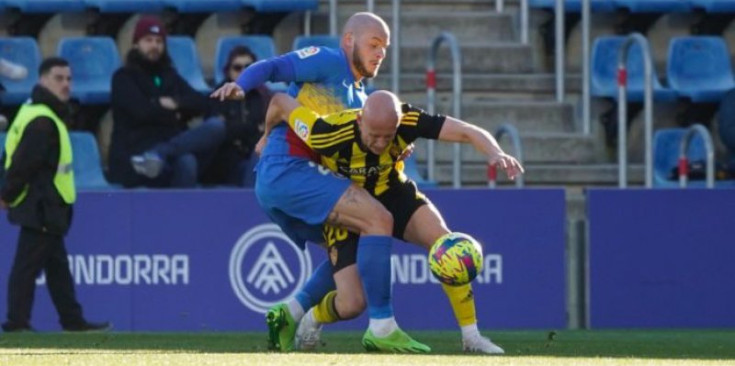 Diego Alende disputa una pilota a Víctor Mollejo durant la primera meitat del partit d’ahir.