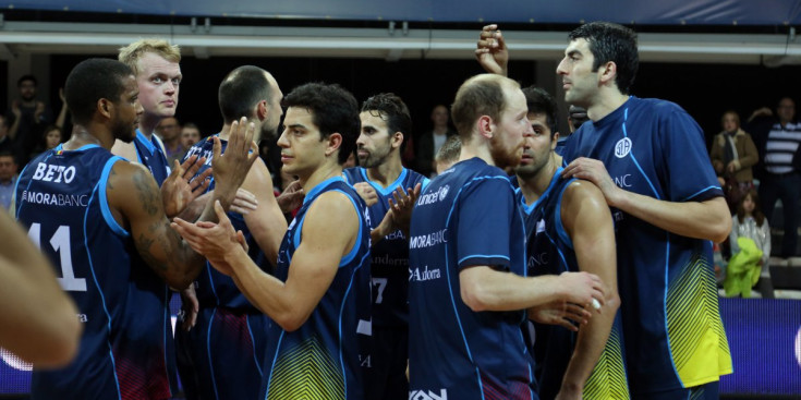 Els jugadors del BC Andorra saluden el públic del Poliesportiu, en el primer partit de la temporada davant el Bilbao.