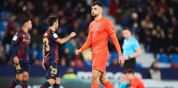 Bakis es lamenta en un moment del partit contra el Llevant al Ciutat de València (1-0).