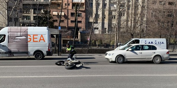 Imatge de la motocicleta volcada a l’avinguda Salou, lloc de l’accident.