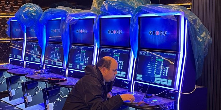 Un operari posant a punt màquines slot de la zona de joc del Casino.